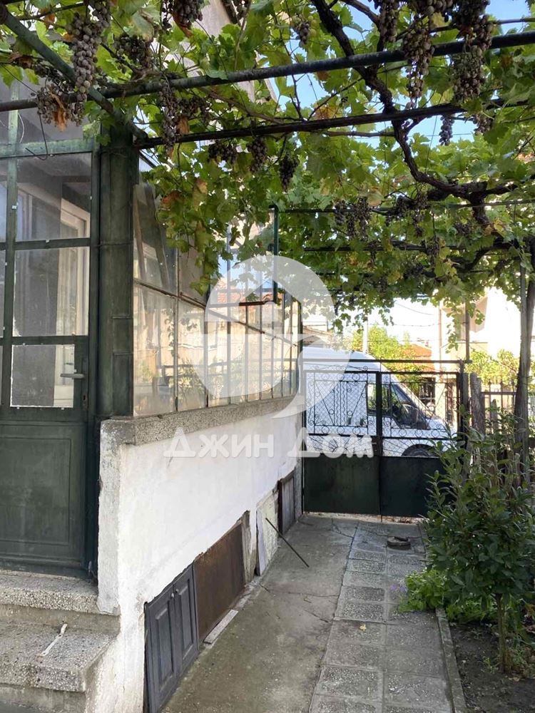 Двуетажна къща с двор в гр. Айтос - 0