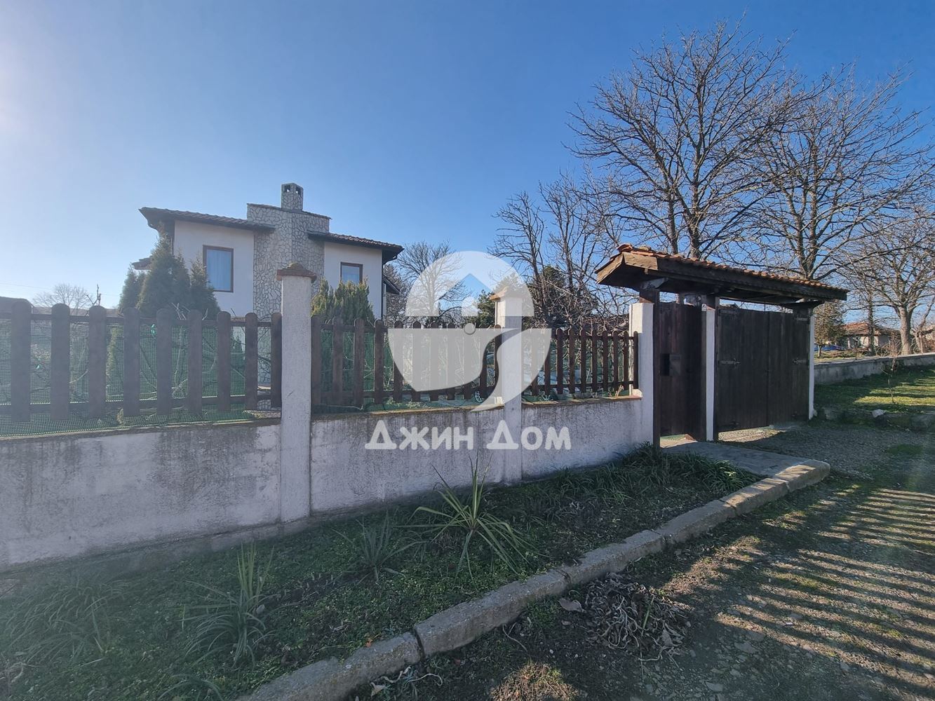 Двуетажна къща с двор в с. Бата - 0