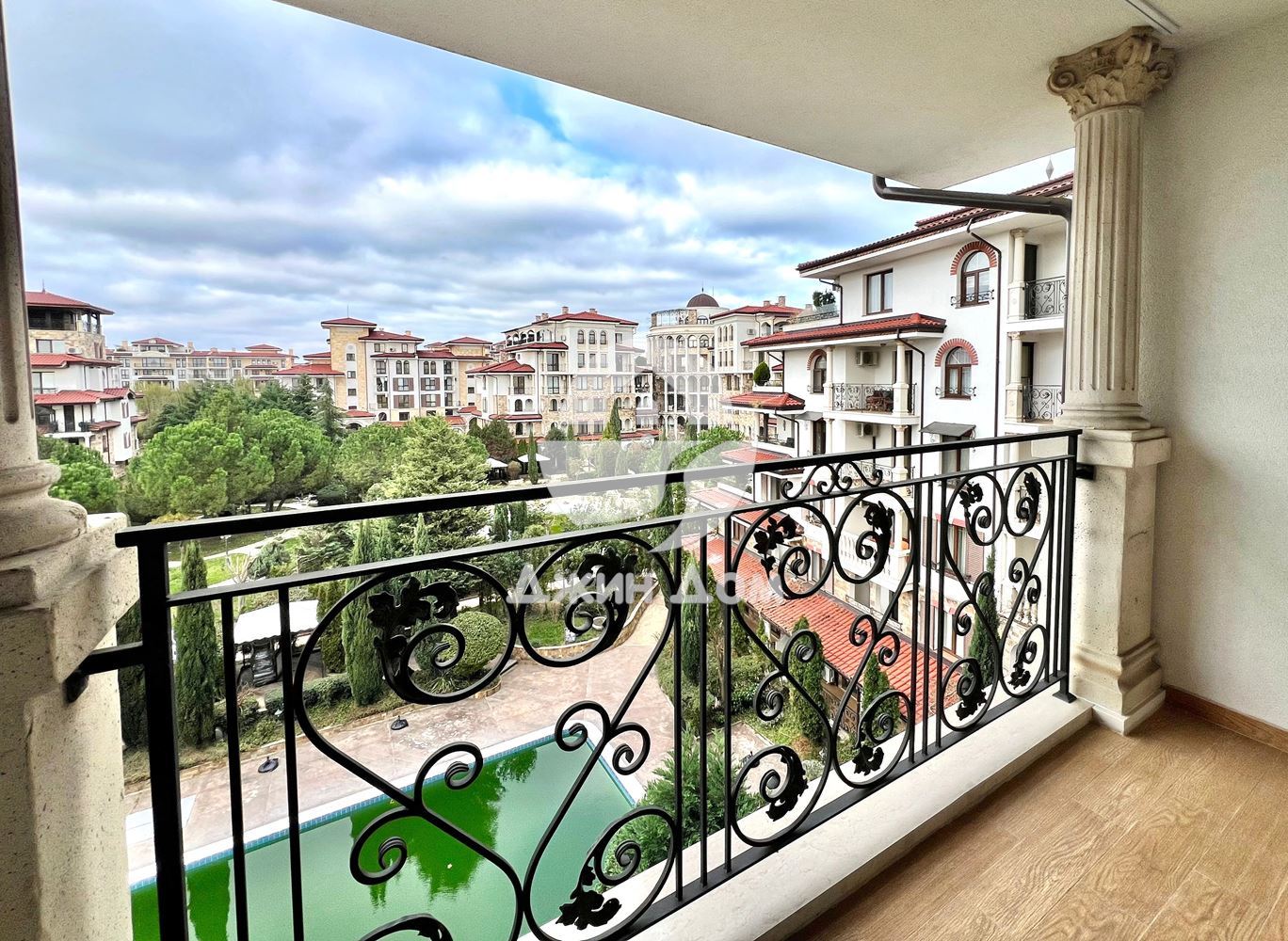 Стилен тристаен апартамент в к-с „Посейдон“, гр. Несебър - 0