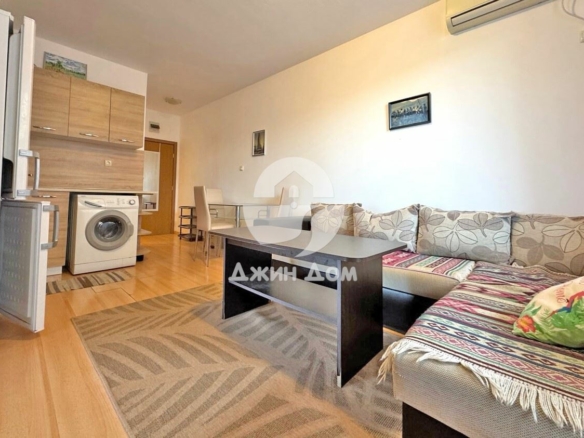 Просторен тристаен апартамент в к-с „Съни Дей 6“, к.к. Слънчев бряг - 0