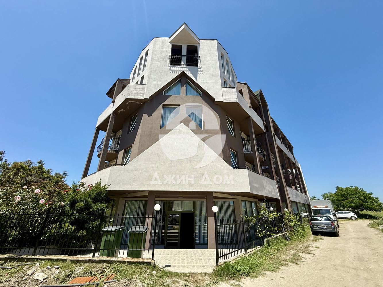 Двустаен апартамент в жилищна сграда, с. Равда - 0