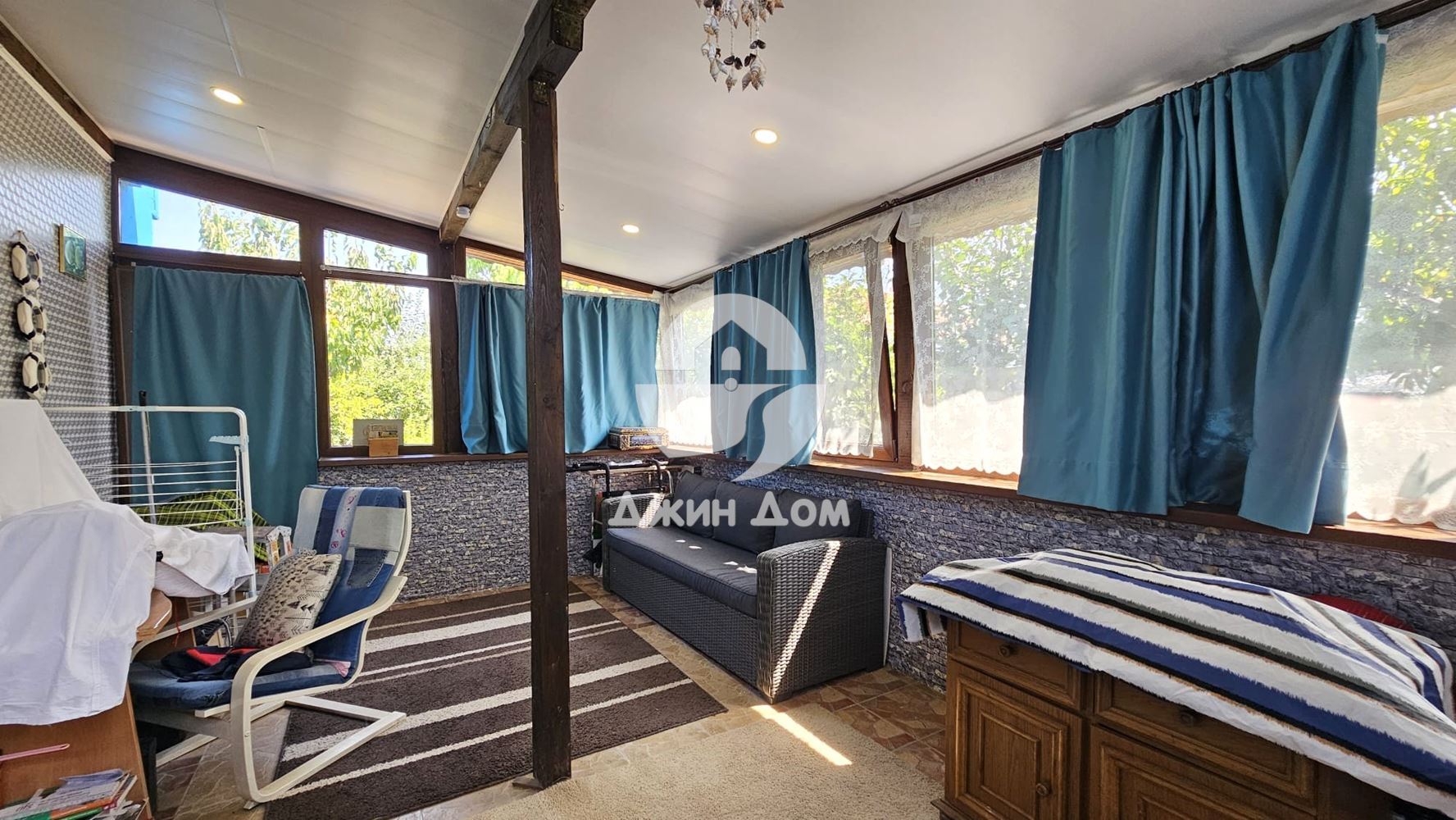 Двуетажна къща с двор в с. Тръстиково - 0