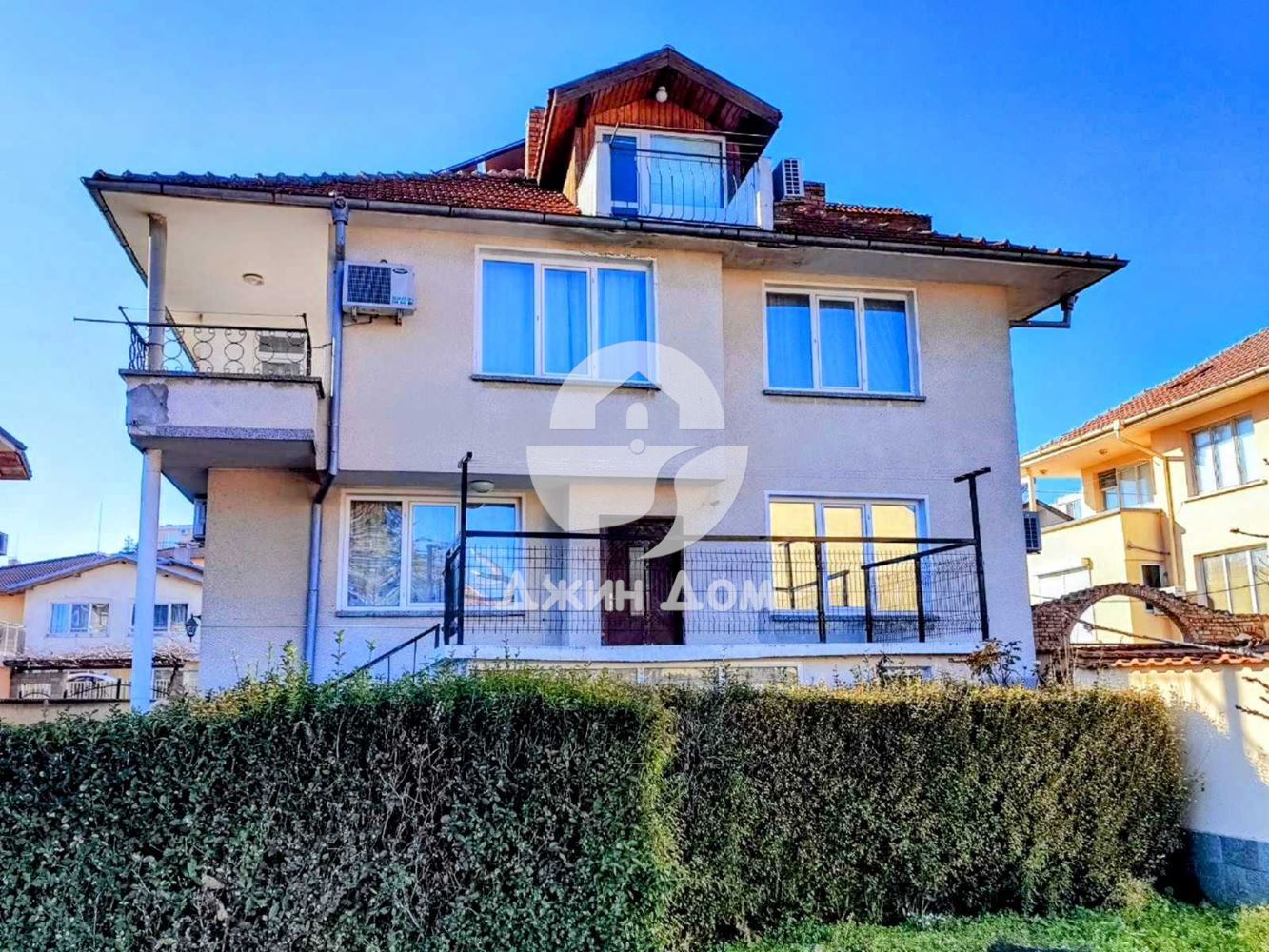 Просторна триетажна къща в с. Равда - 0