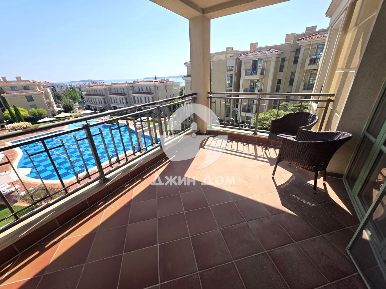 Тристаен апартамент с ГЛЕДКА МОРЕ в к-с Флорес Гарден, гр. Черноморец - 0