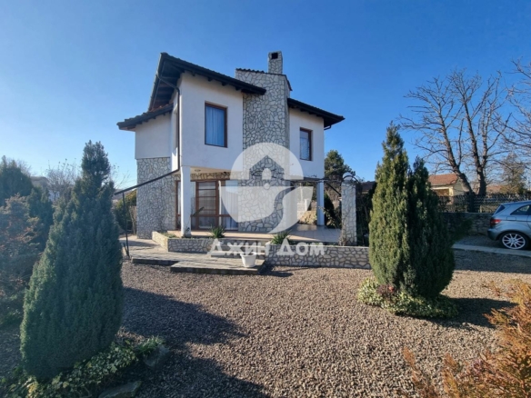 Двуетажна къща с двор в с. Бата - 0