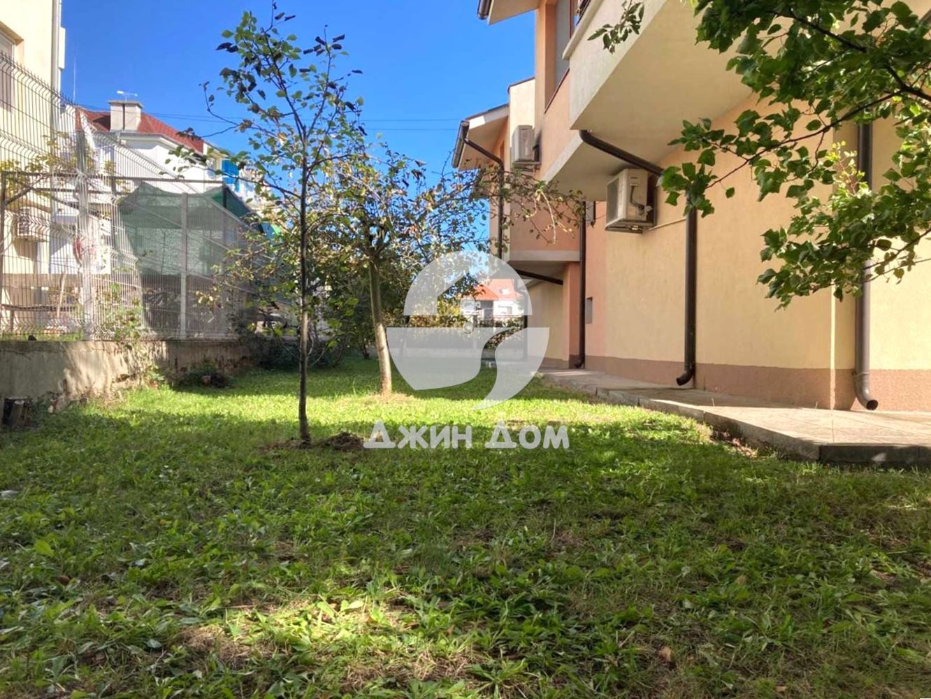 Просторна двуетажна къща с двор в с. Равда - 0