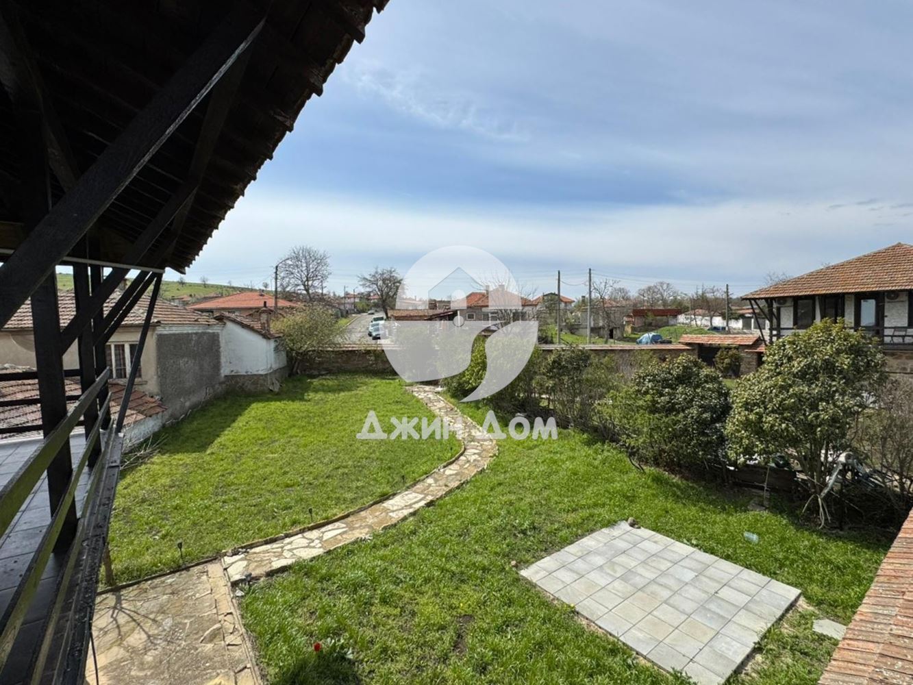 Двуетажна къща с двор в с. Бата - 0