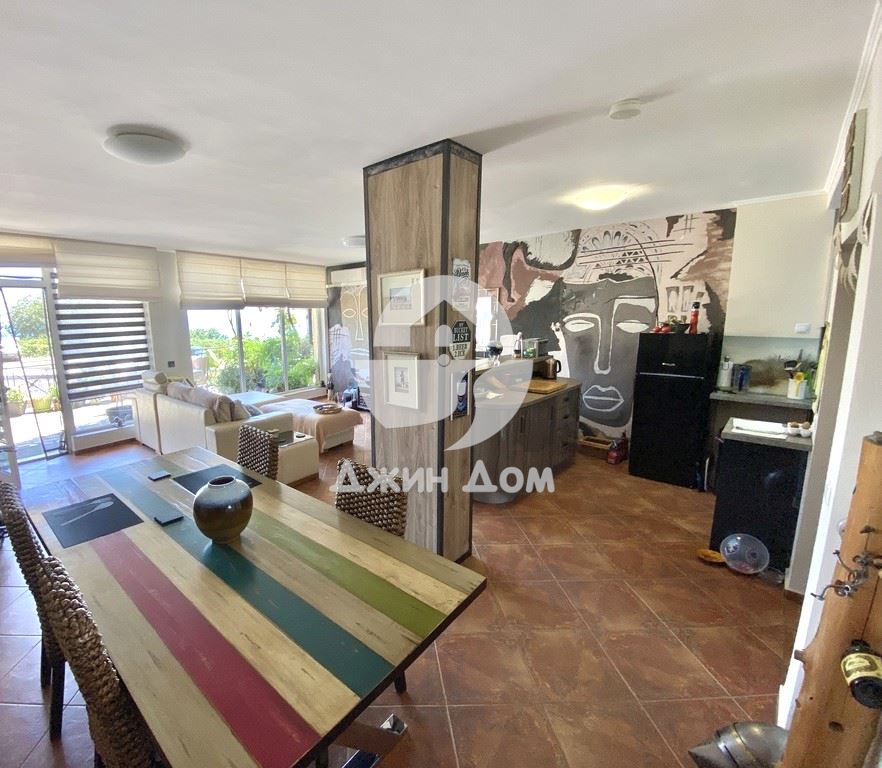 Четиристаен апартамент в жилищна сграда с ГЛЕДКА МОРЕ, гр. Свети Влас - 0