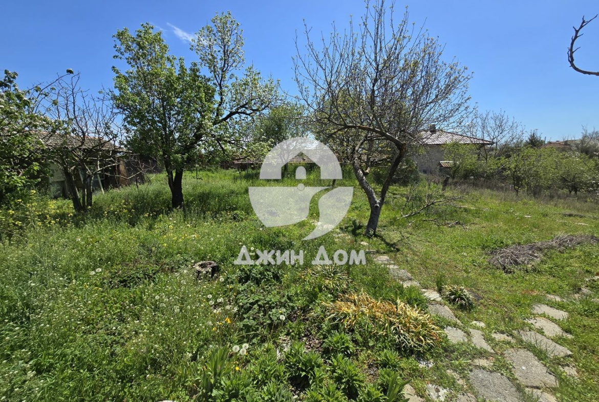 Къща с просторен двор в с. Аспарухово - 0