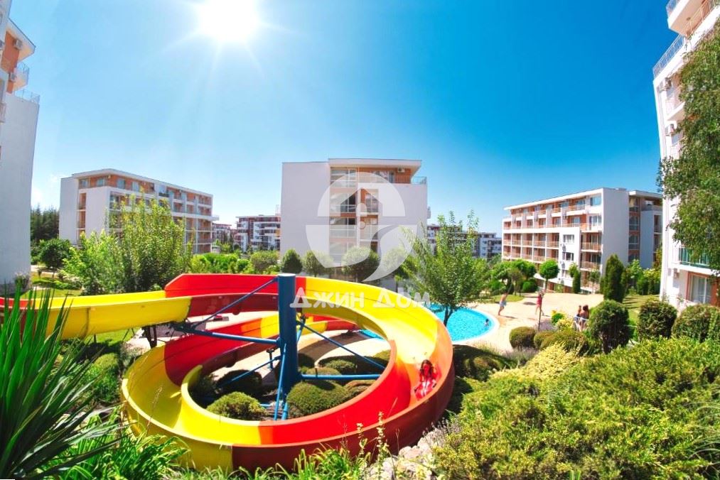 Тристаен апартамент с ГЛЕДКА МОРЕ в Империал Форт Клуб, Свети Влас - 0