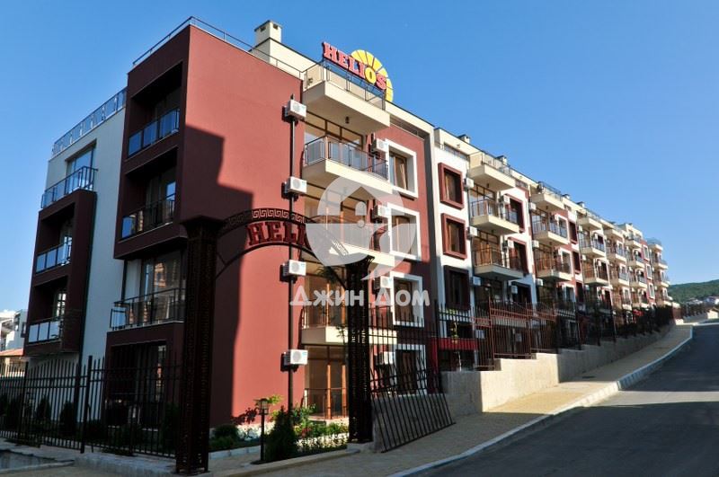 Необзаведен апартамент с ПАНОРАМА МОРЕ в к-с Хелиос, гр. Свети Влас - 0