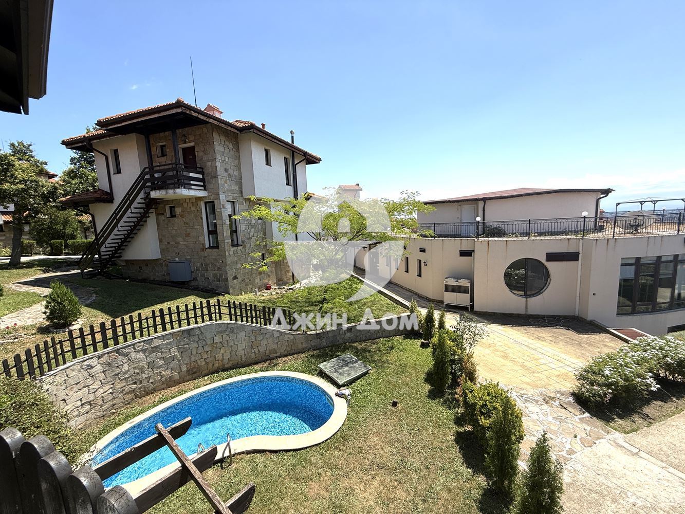 Просторен тристаен апартамент в к-с „Бей Вю Вилас“, с. Кошарица - 0