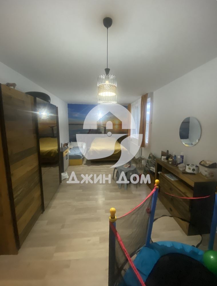 Едноетажна къща с двор в гр. Камено - 0