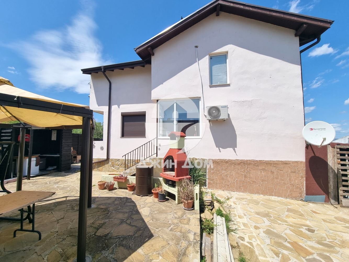 Двуетажна къща с двор в с. Медово - 0