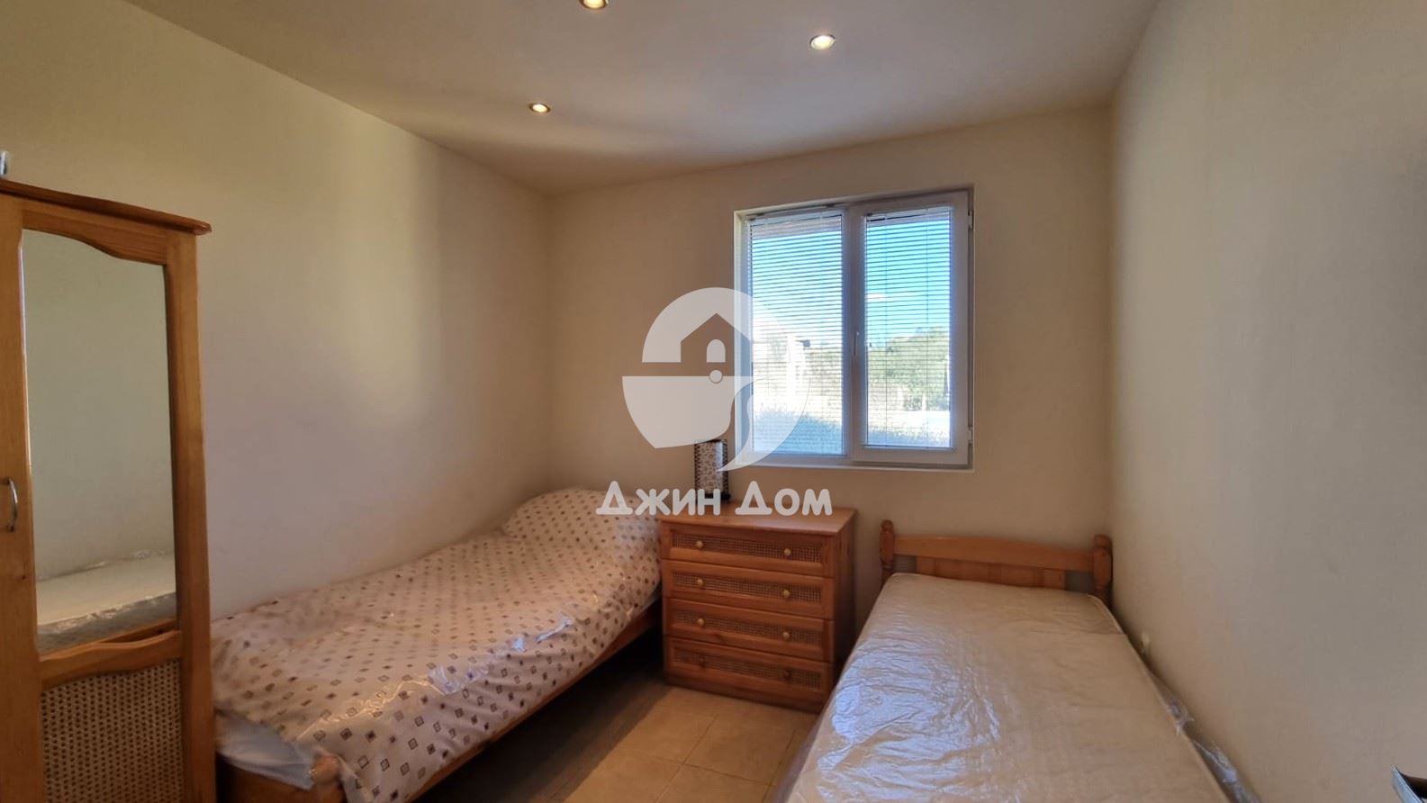 Едноетажна къща с басейн в с. Ново Паничарево - 0