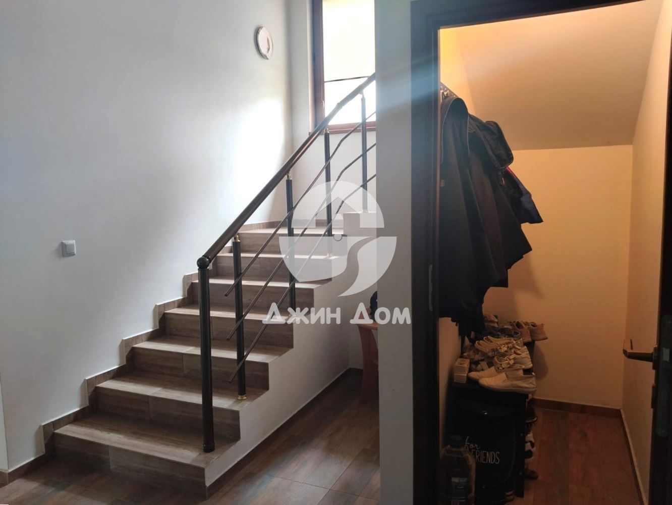 Просторна двуетажна къща с двор в с. Равда - 0