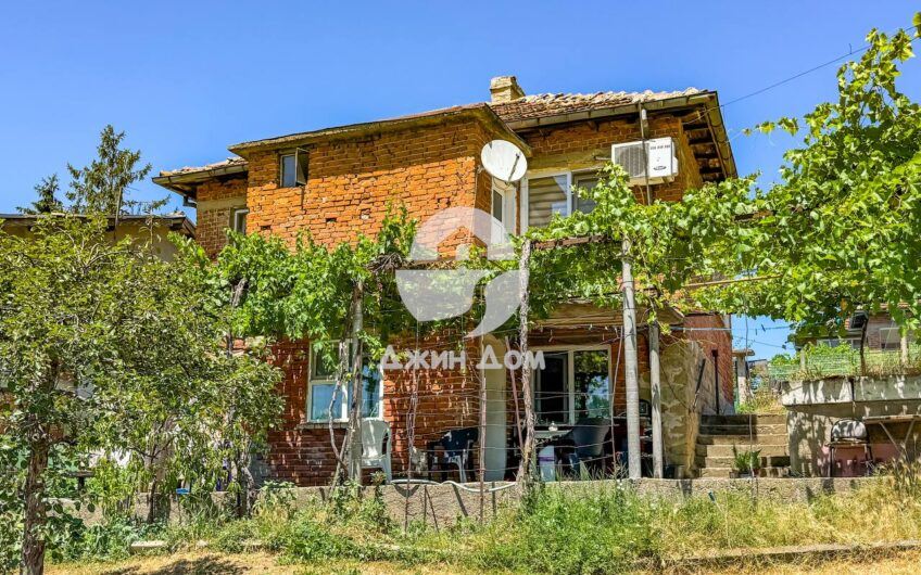 Двуетажна къща с двор в гр. Средец - 0