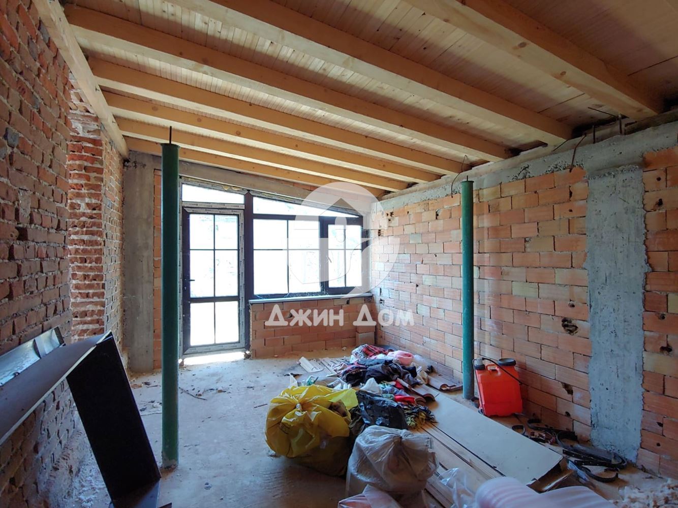 Едноетажна къща с двор в с. Тръстиково - 0