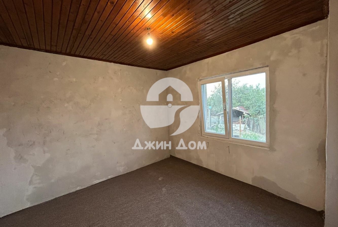 Къща с просторен двор в с. Аспарухово - 0