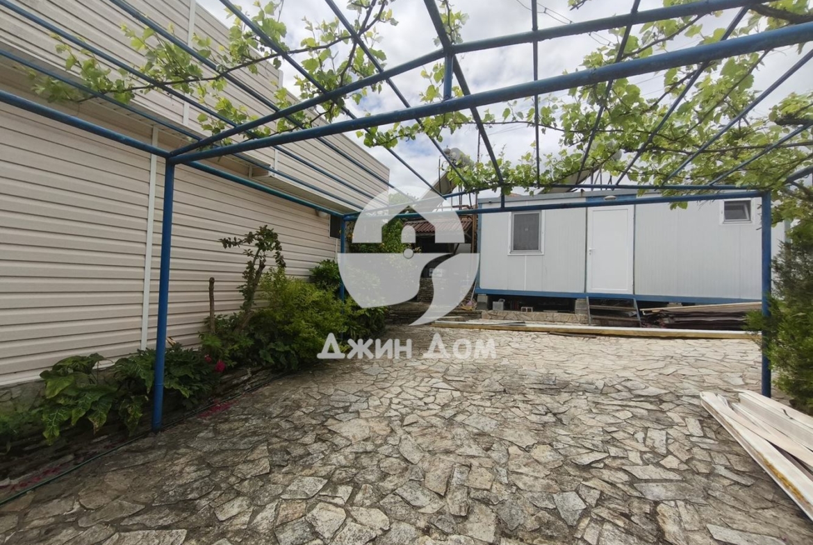 Просторна обзаведена къща с двор в гр. Бяла - 0