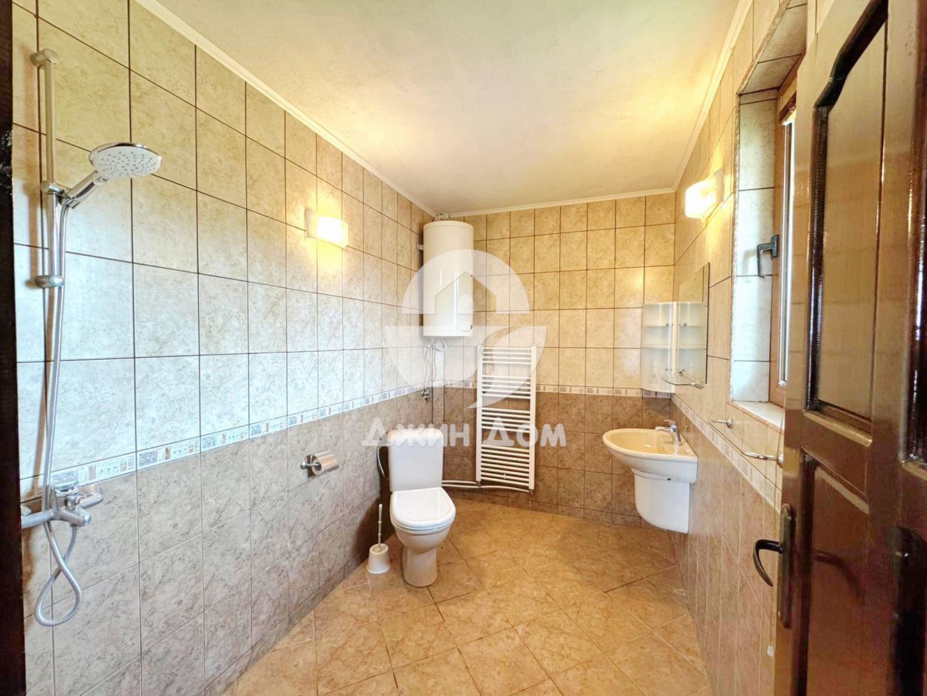 Двуетажна къща с двор в с. Бата - 0