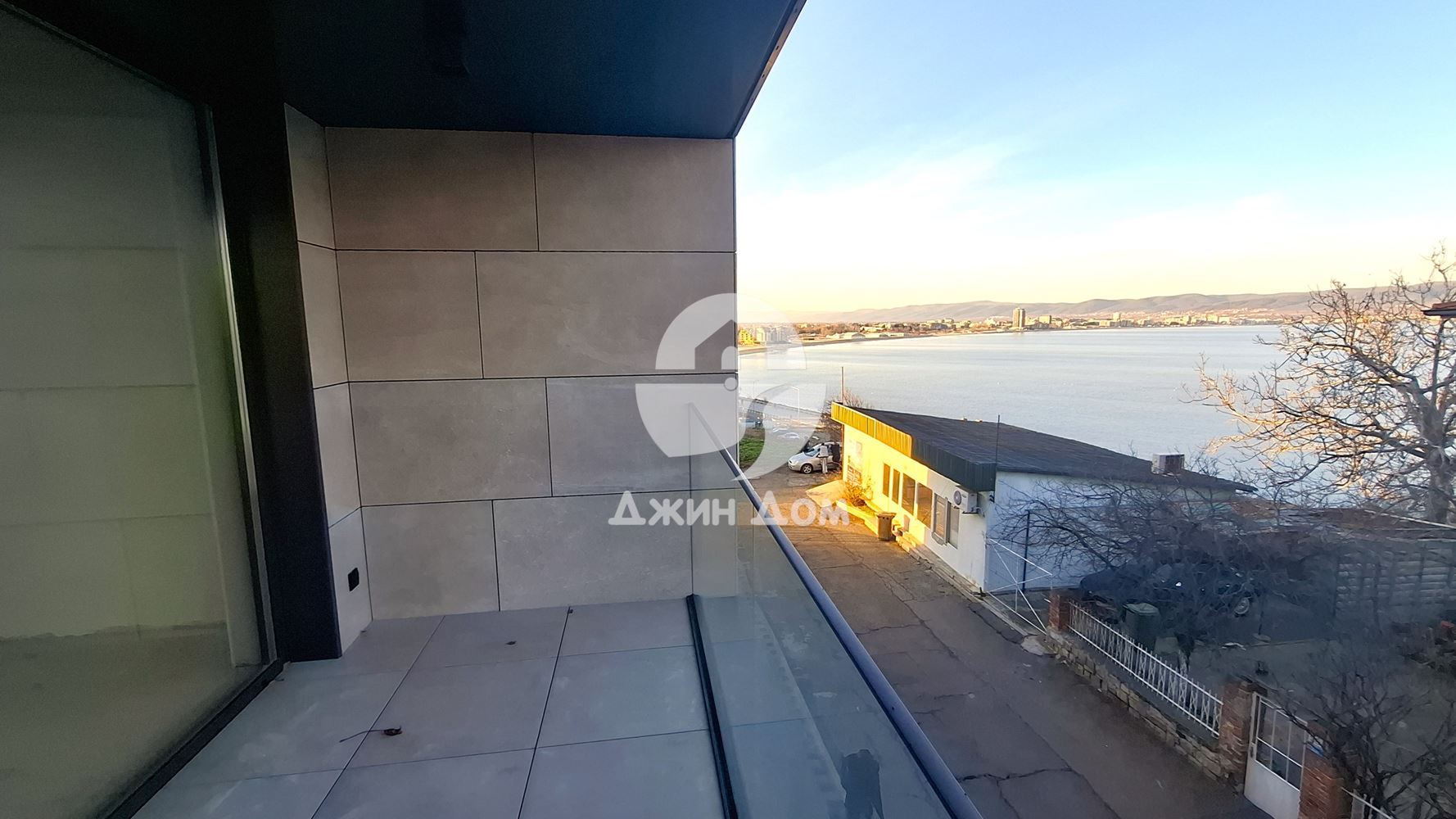 Просторен двустаен апартамент на ПЪРВА ЛИНИЯ МОРЕ в гр. Несебър - 0