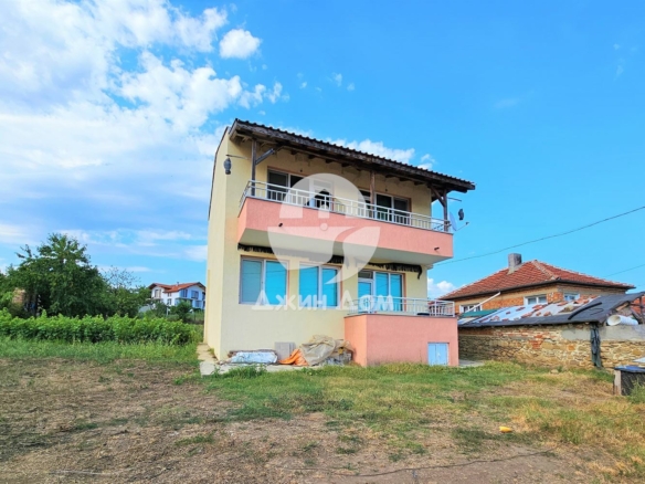 Просторна къща в с. Разбойна с гледка към планината - 0