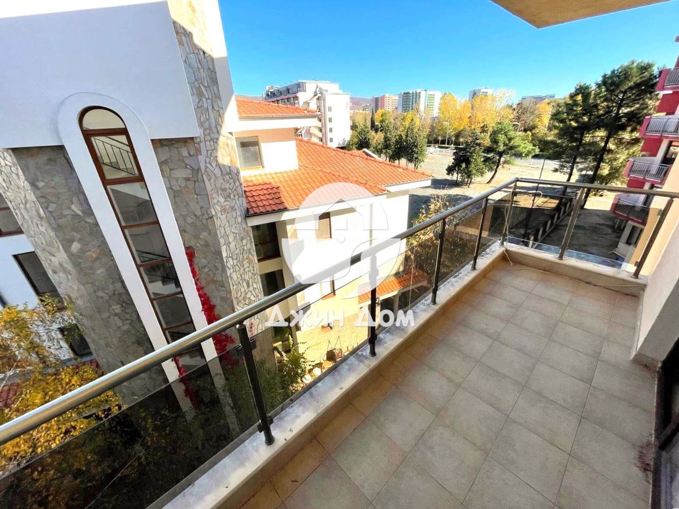 Просторен тристаен апартамент с ГЛЕДКА ПЛАНИНА в к-с Св. Валентин - 0