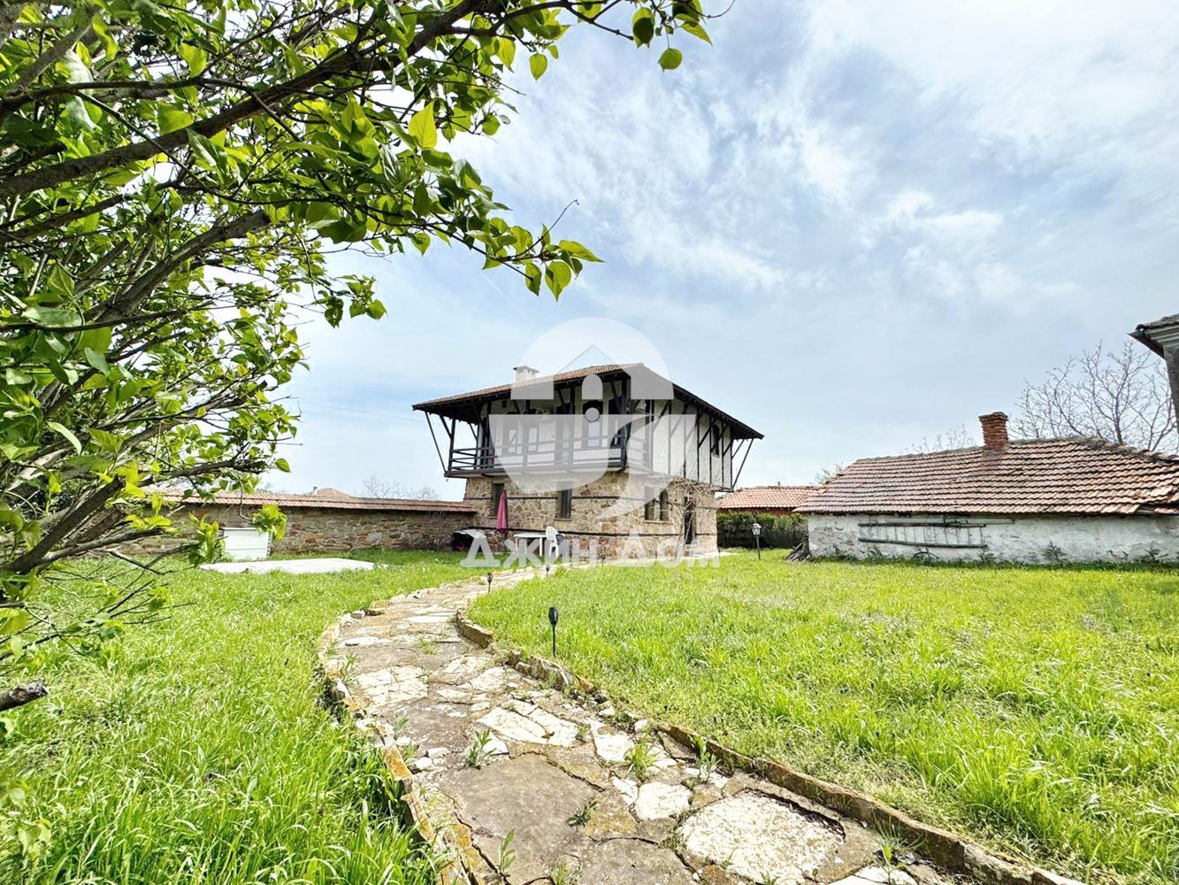 Двуетажна къща с двор в с. Бата - 0