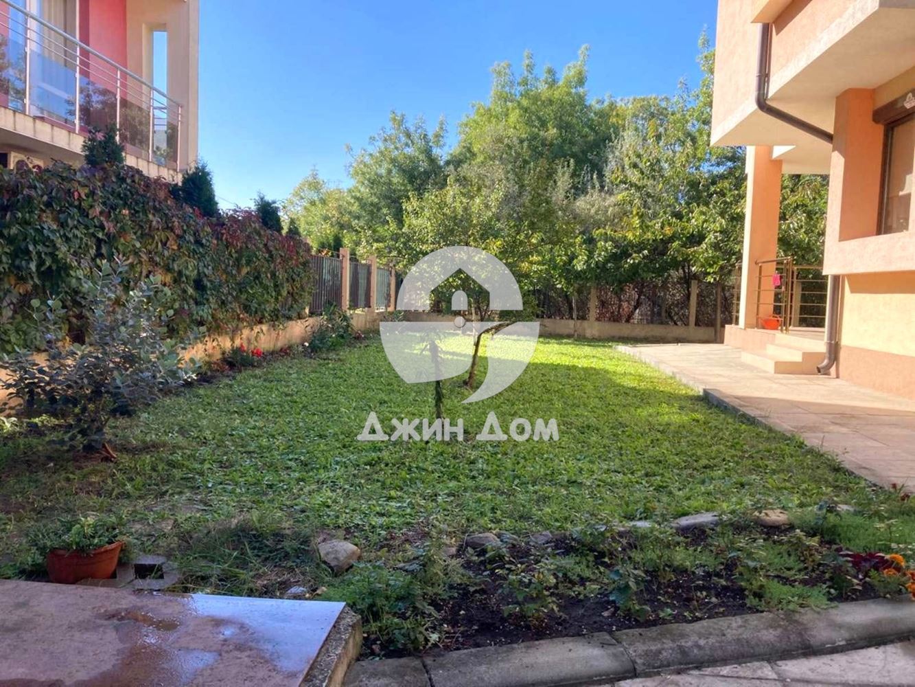 Просторна двуетажна къща с двор в с. Равда - 0