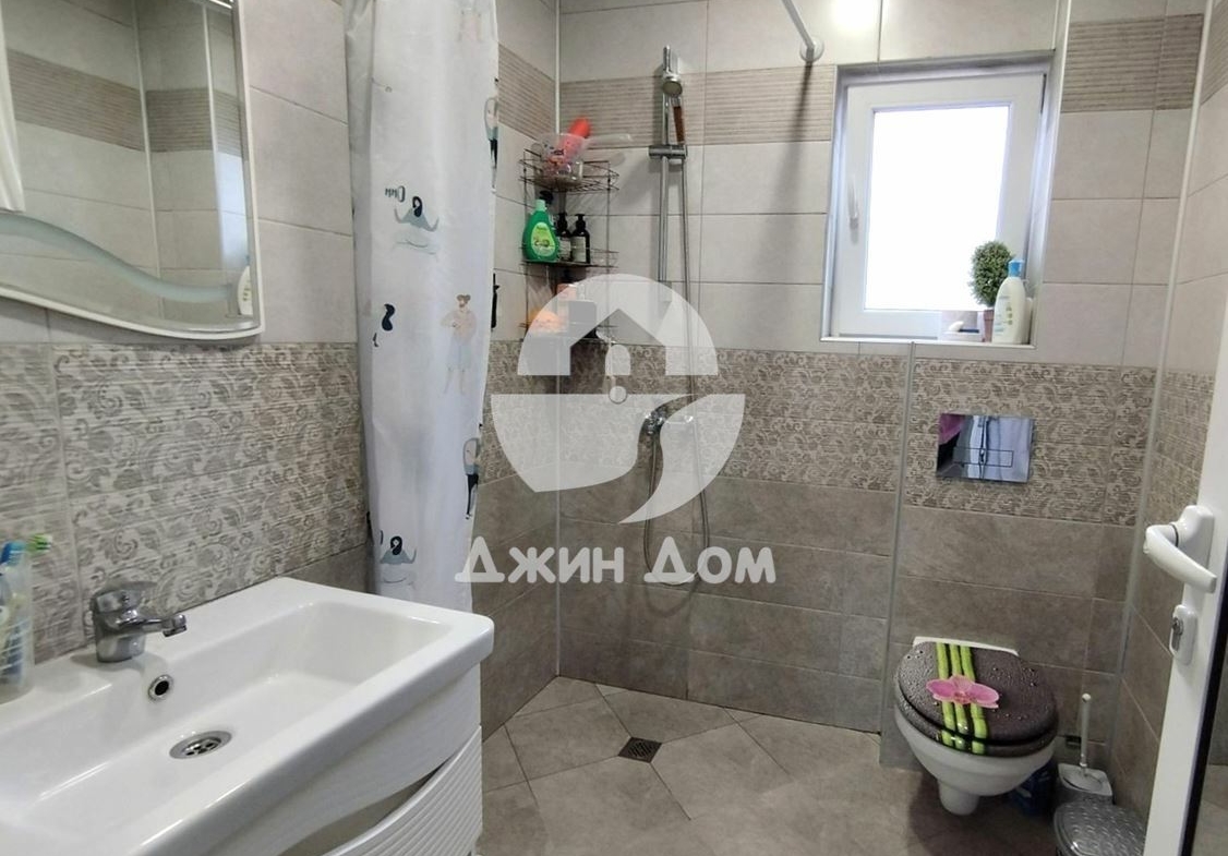 Просторна двуетажна къща в гр. Бяла - 0