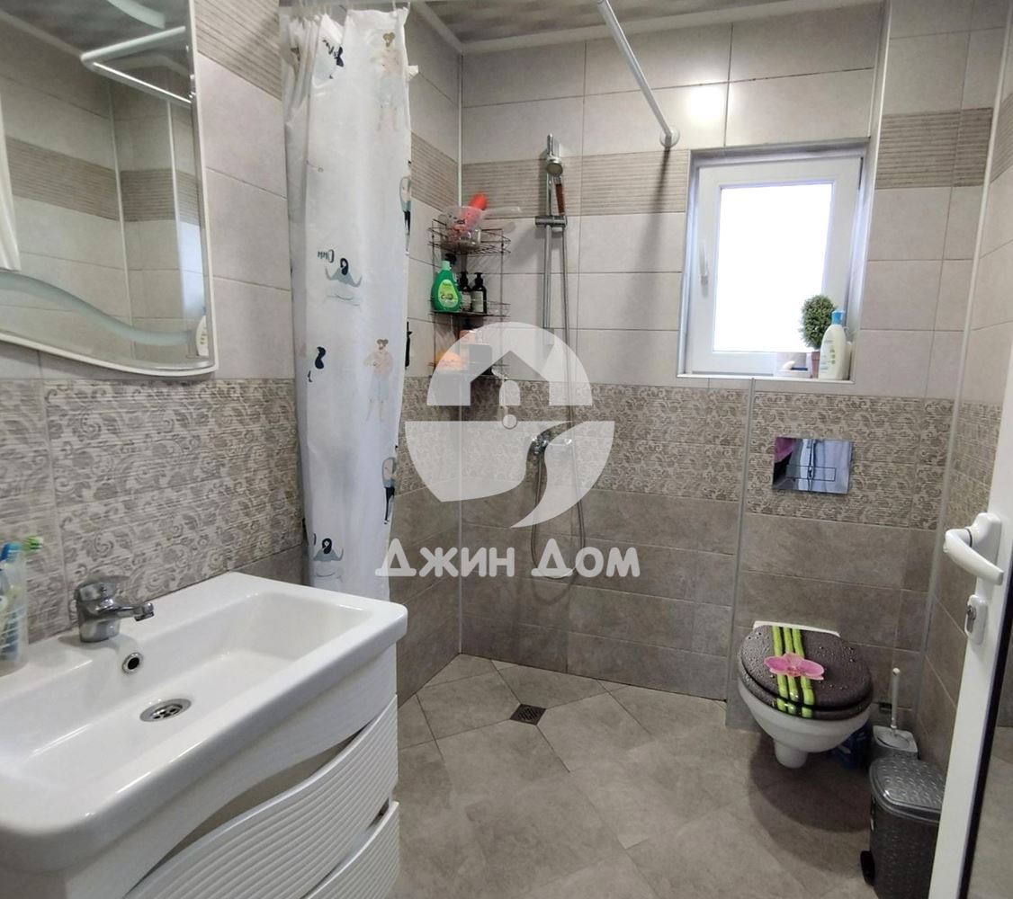 Просторна двуетажна къща в гр. Бяла - 0