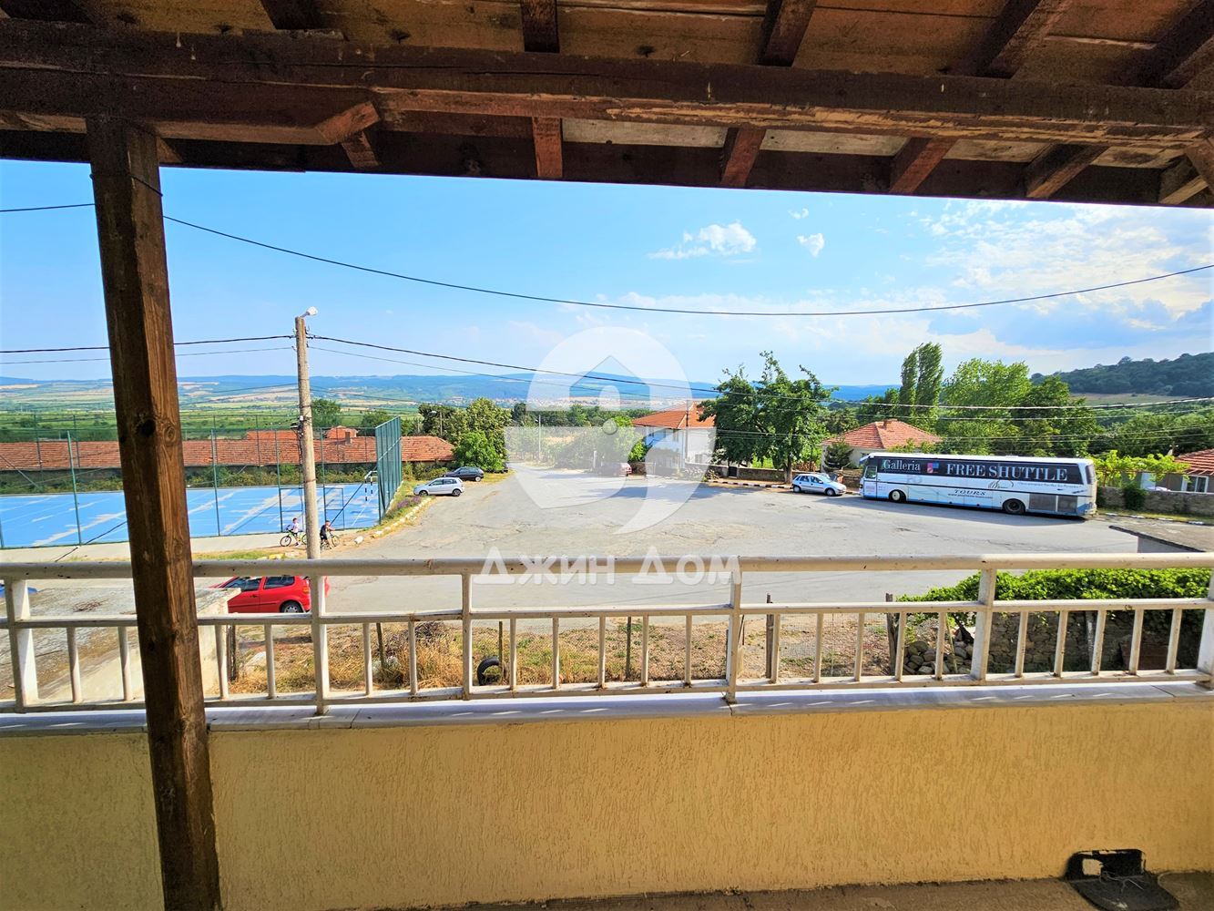 Просторна къща в с. Разбойна с гледка към планината - 0