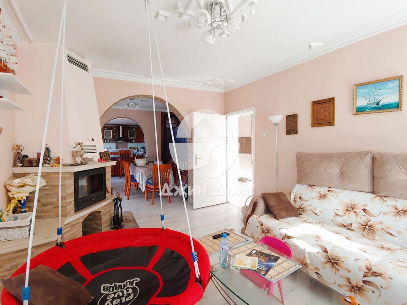 Просторна обзаведена двуетажна къща в с. Кошарица - 0