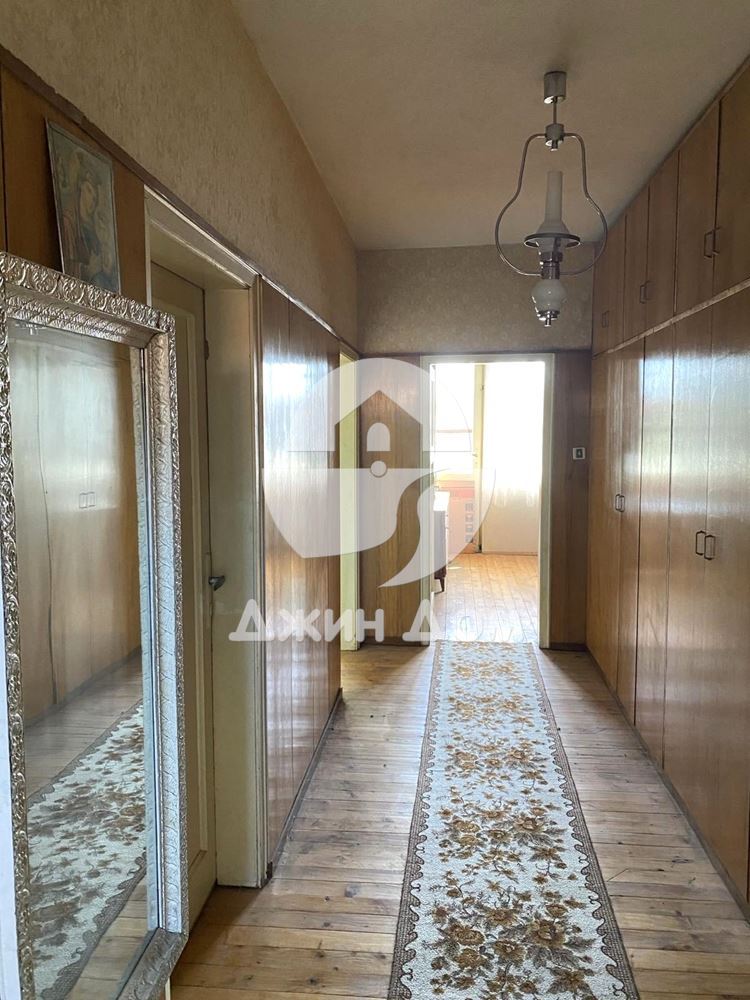 Двуетажна къща с двор в гр. Айтос - 0