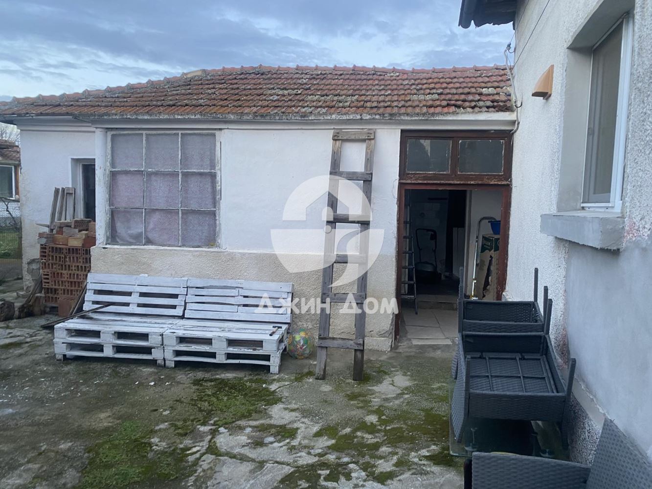 Едноетажна къща с двор в гр. Камено - 0