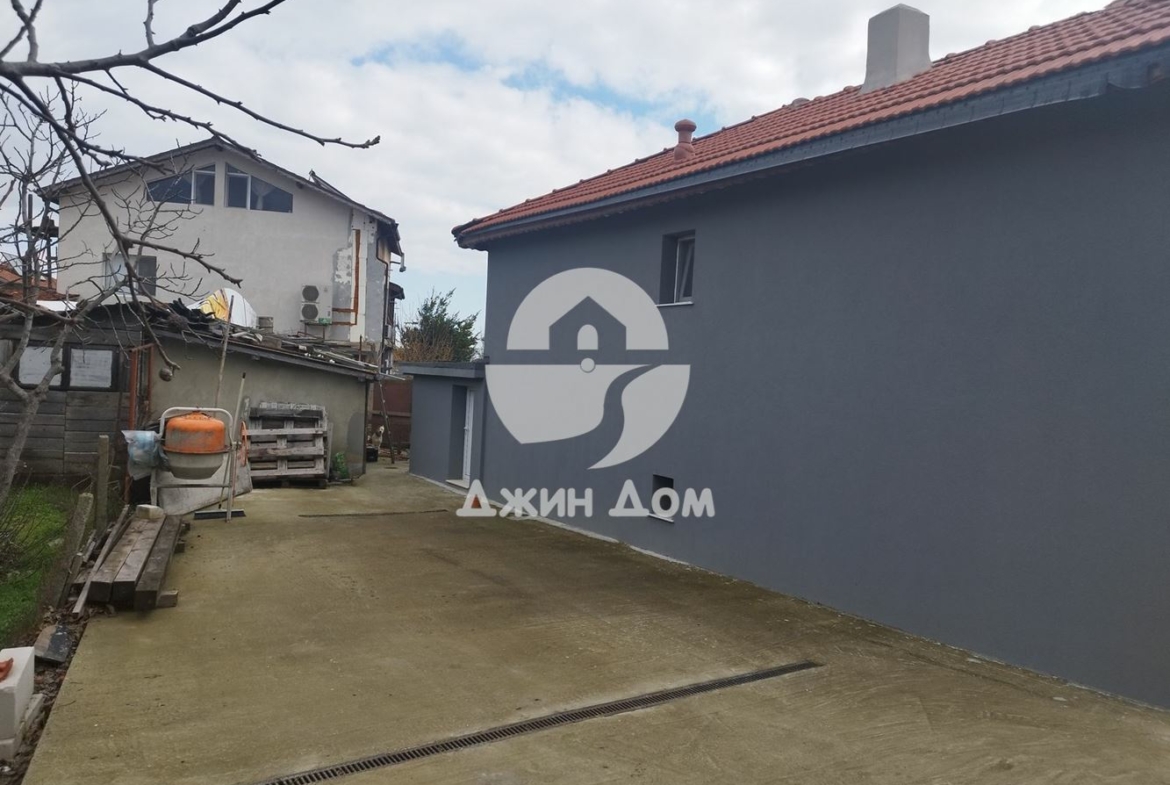 Просторна двуетажна къща в гр. Бяла - 0