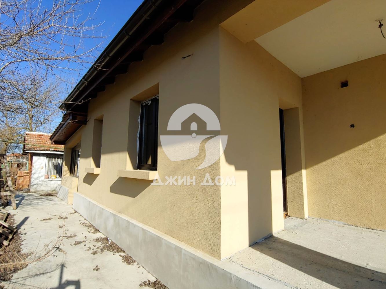 Едноетажна къща с двор в с. Тръстиково - 0