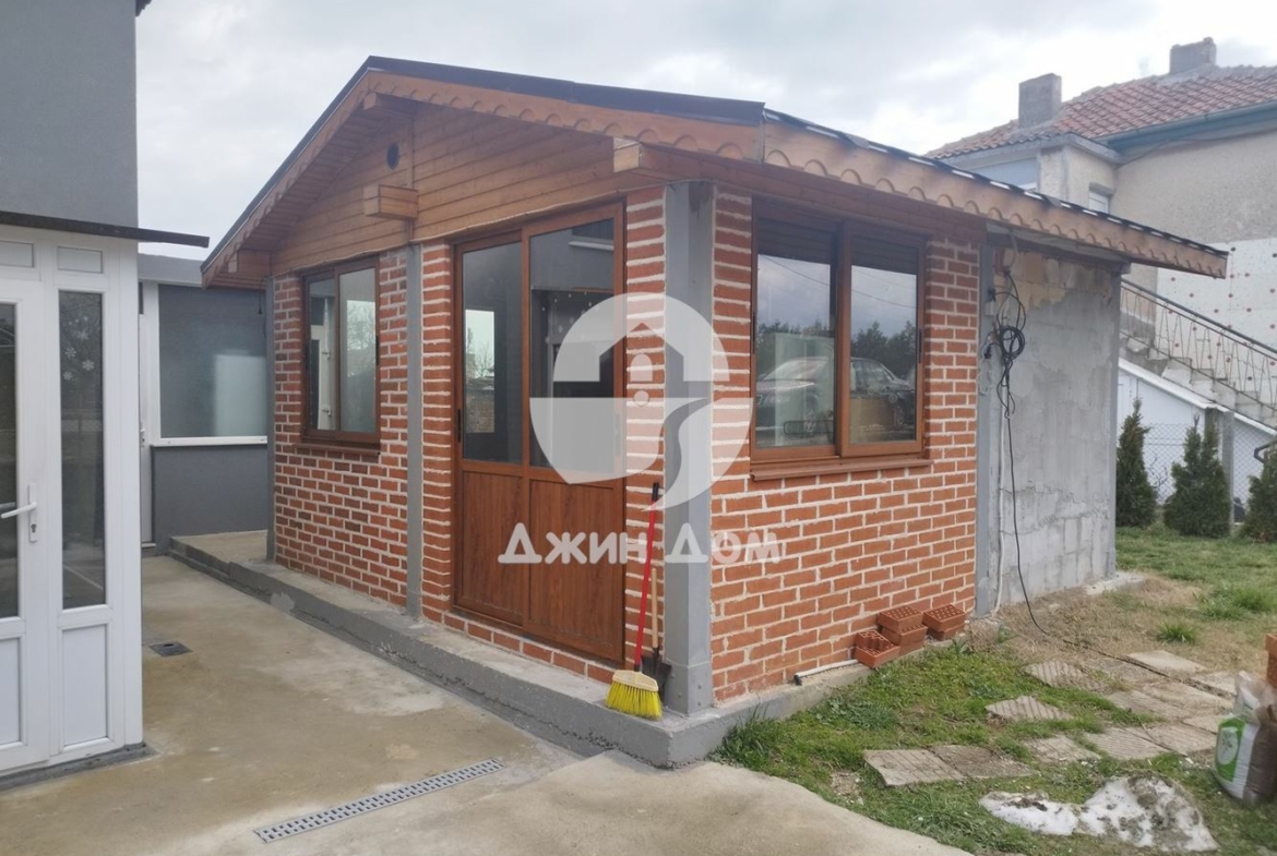Просторна двуетажна къща в гр. Бяла - 0