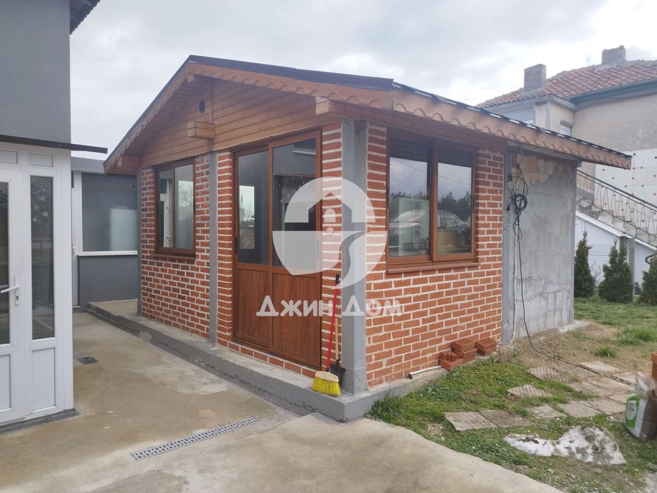 Просторна двуетажна къща в гр. Бяла - 0