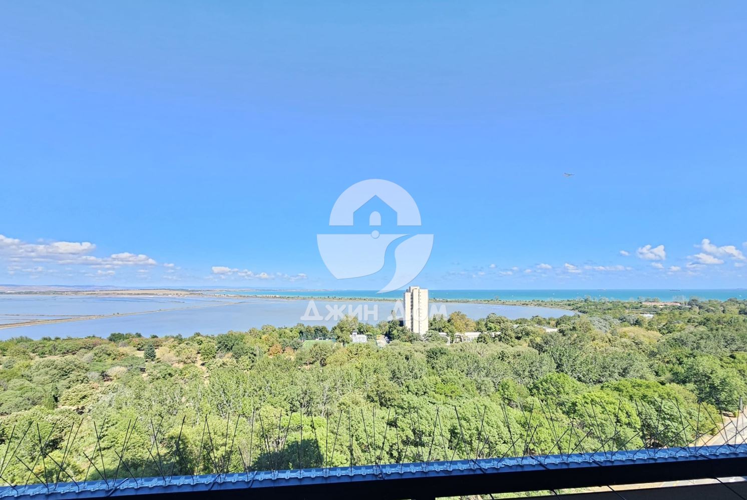 Двустаен апартамент с ПАНОРАМА МОРЕ в к-с „Лазурен Бряг“, гр. Бургас - 0