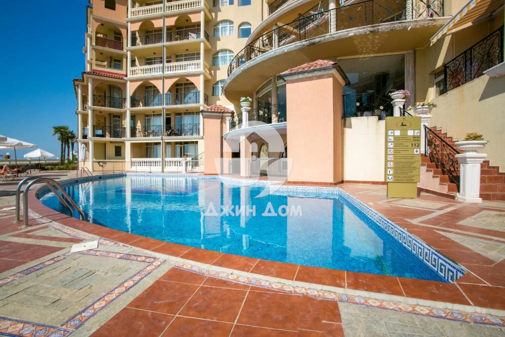 Просторен тристаен апартамент с ПАНОРАМА МОРЕ в Атриум Бийч, Елените - 0