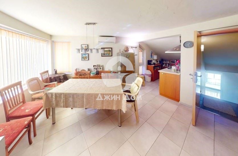 Просторна четириетажна къща с 8 спални във вилна зона „Зора" - 0