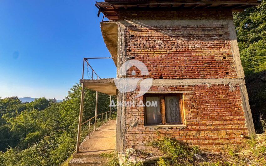 Триетажна къща с двор в с. Китка, обл. Бургас - 0