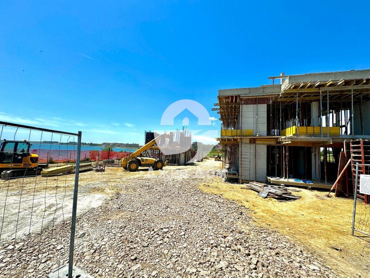 Триетажна къща с басейн в к-с „Солт Сън Санд“, гр. Ахелой - 0