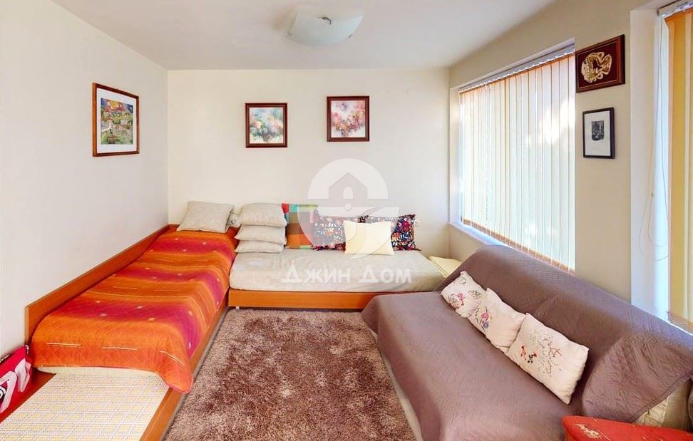 Просторна четириетажна къща с 8 спални във вилна зона „Зора" - 0