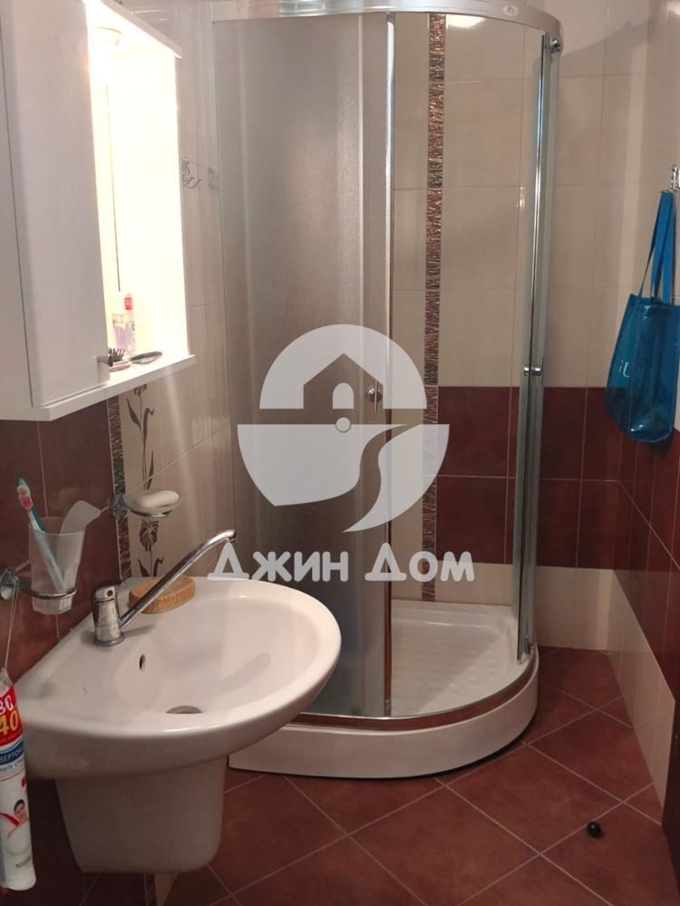 Просторна двуетажна къща с двор в с. Равда - 0