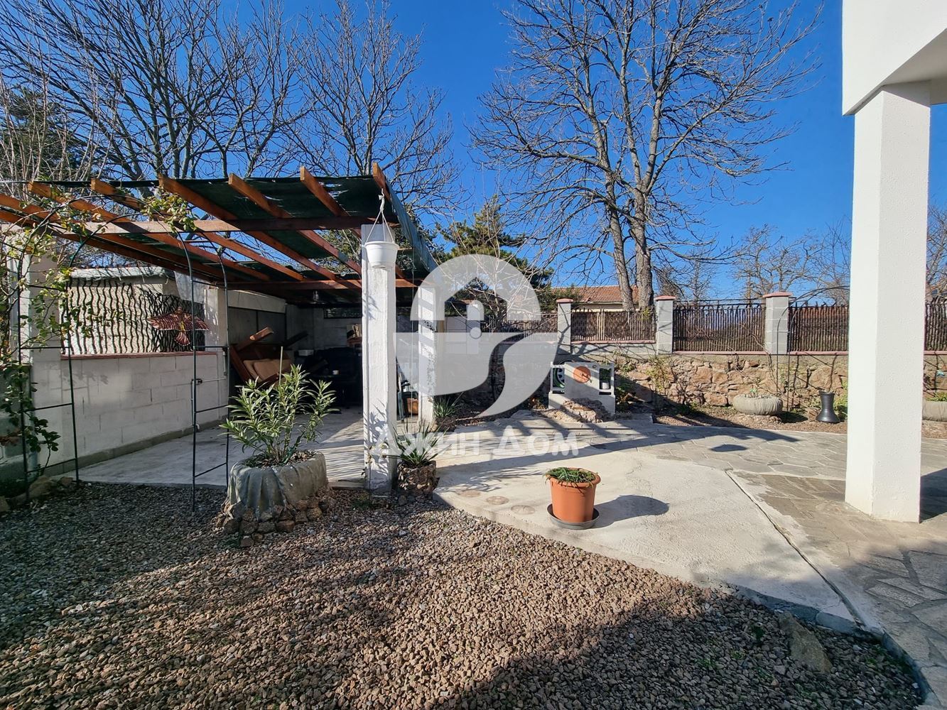 Двуетажна къща с двор в с. Бата - 0