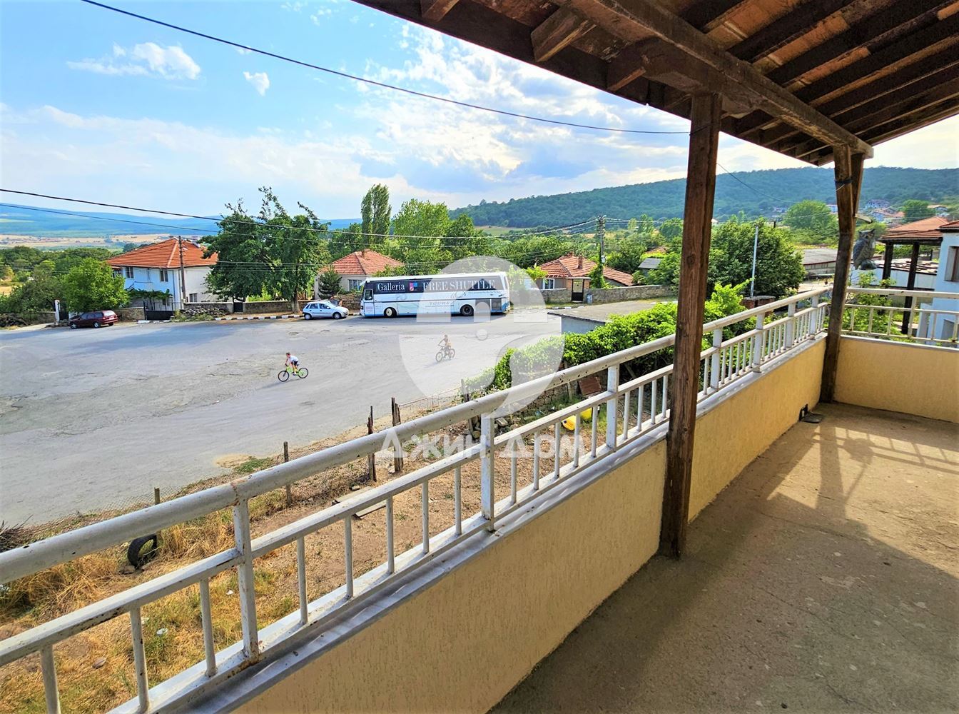 Просторна къща в с. Разбойна с гледка към планината - 0