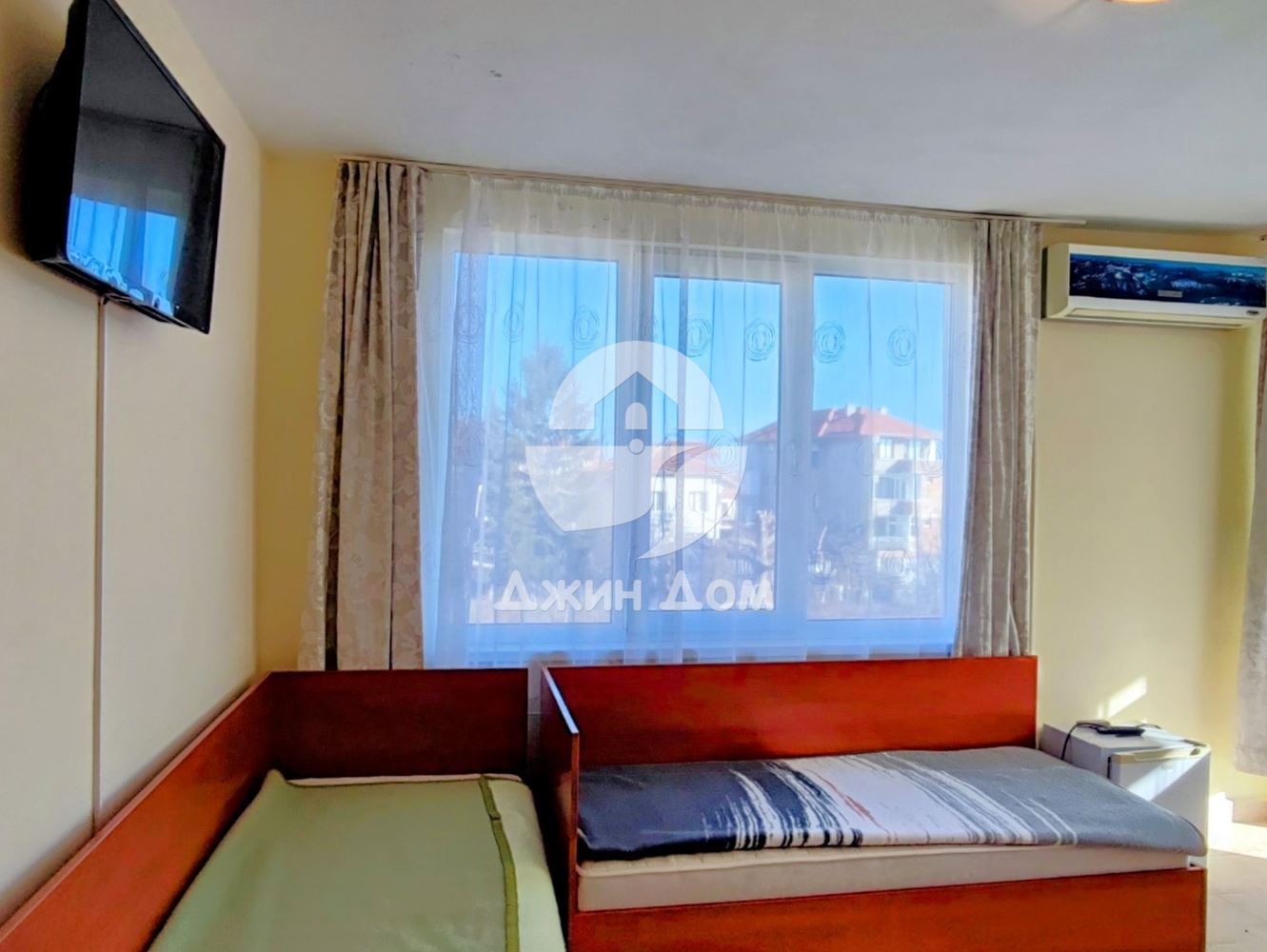 Просторна триетажна къща в с. Равда - 0